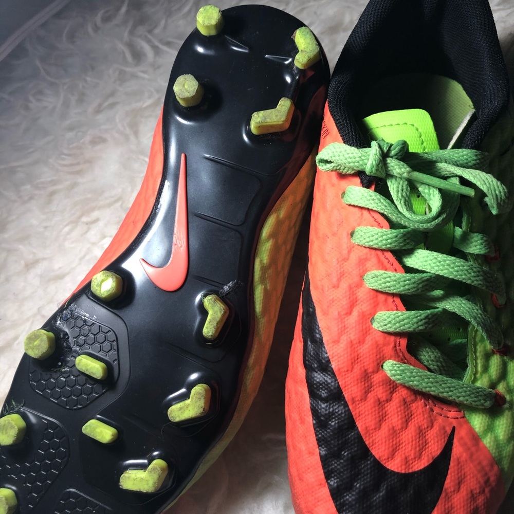 Nike soccer shoes size 4! :) - Picture 2 of 3